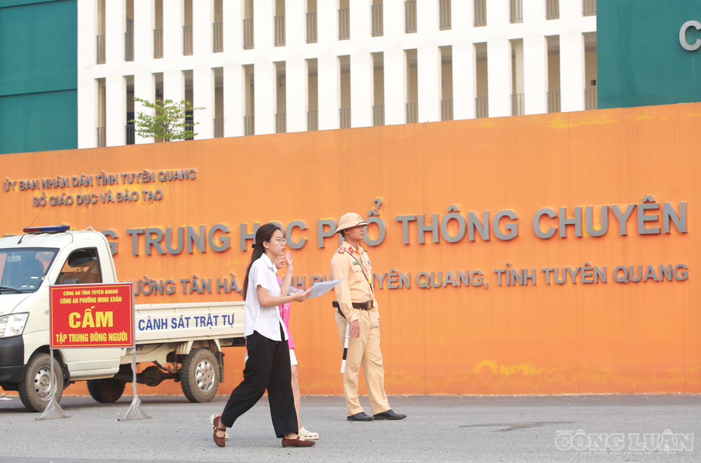 Thí sinh tại điểm thi THPT chuyên Tuyên Quang. Ảnh: Quang Hùng clo_br_6r4a7209.jpg