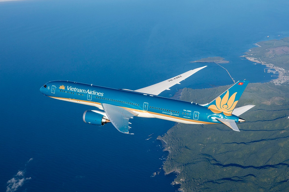 Thiết kế Bông Sen Vàng trên nền sơn xanh của Vietnam Airlines được hành khách bình chọn là “Hãng hàng không có thiết kế sơn tàu bay đẹp nhất” tại Flyer's Choice Awards 2026. 2.jpg