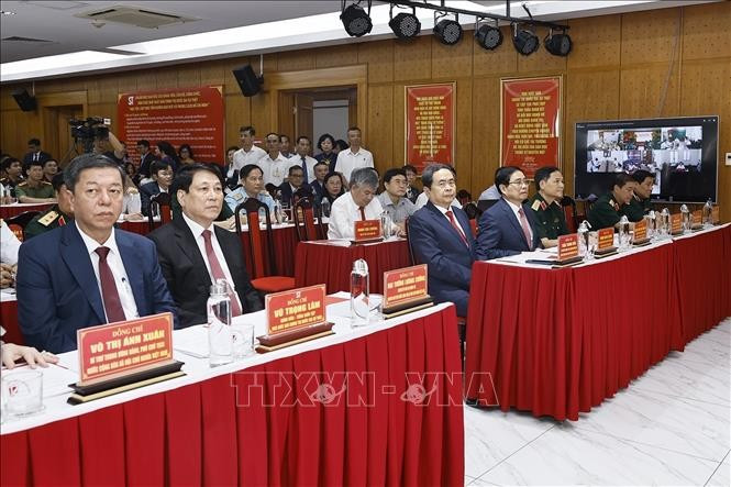 Chủ tịch Quốc hội Trần Thanh Mẫn và các đồng chí lãnh đạo, nguyên lãnh đạo Đảng, Nhà nước dự Lễ giới thiệu cuốn sách. Ảnh: Doãn Tấn/TTXVN.