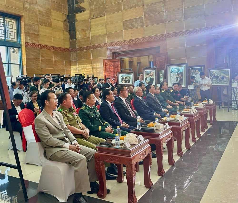 Các đại biểu tham dự lễ khai mạc triển lãm “Hồ Chí Minh – Chân dung một con người” Các đại biểu tham dự lễ khai mạc triển lãm “Hồ Chí Minh – Chân dung một con người”