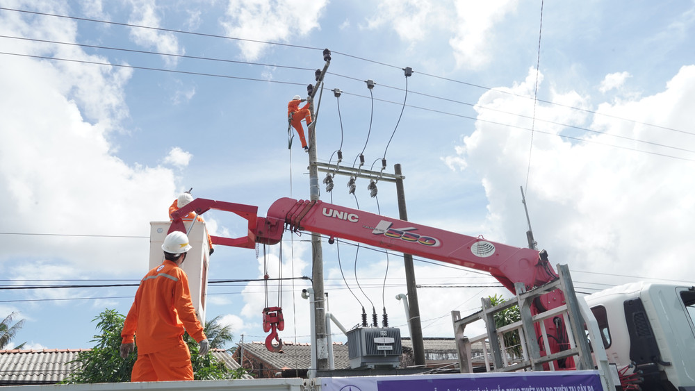 Để chuẩn bị cho lễ 2/9, các đơn vị tổng kiểm tra, củng cố toàn bộ lưới điện, hệ thống thông tin liên lạc, viễn thông dùng riêng, trang thiết bị, vật tư dự phòng và phương tiện đi lại dsc09860.jpg