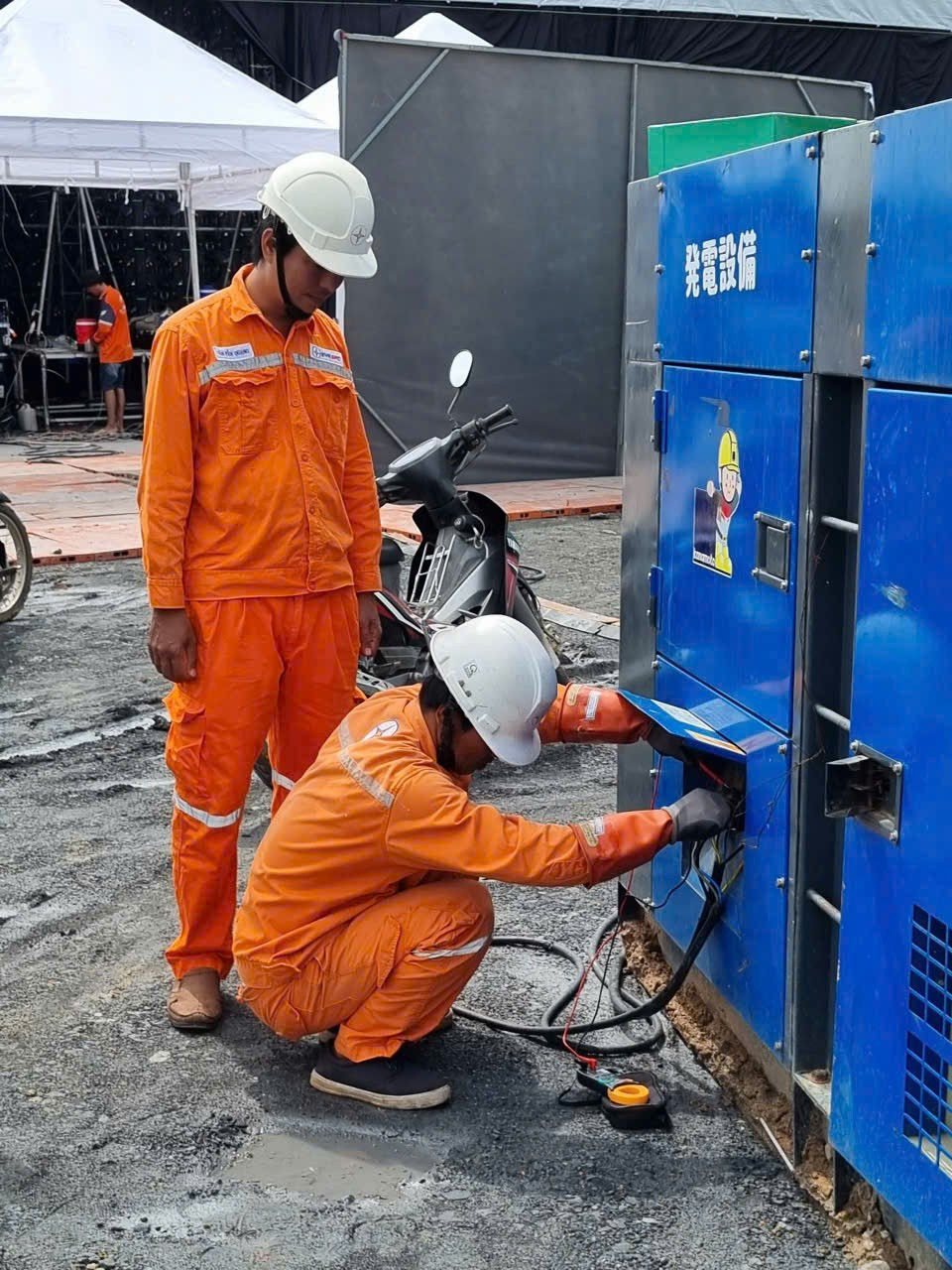 Huy động tối đa các nguồn điện sẵn có trên địa bàn, nắm rõ danh mục, sẵn sàng huy động nguồn máy phát điện dự phòng từ các khách hàng lớn nhằm giảm tải cho lưới điện. may-phat.jpg