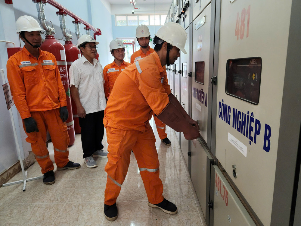 Tăng cường trực vận hành, sửa chữa điện 24/24 giờ; đặc biệt, tái lập ca trực tại các trạm biến áp 110kV để giám sát chặt chẽ tình hình cung ứng điện và vận hành hệ thống. 1759393784359-7115516356301848143-g9188418326107676531-0dd68b22a345dc3eb2856616c3216be3.jpg