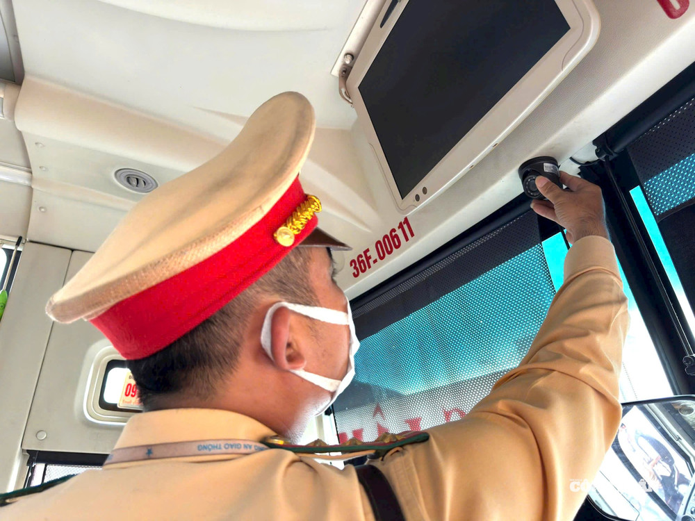 Lực lượng CSGT kiểm tra dữ liệu giám sát hành trình và camera ghi hình lái xe. Ảnh: Cục CSGT z6841126658592_7ef19855450980e47a7db3a46e63d424.jpg
