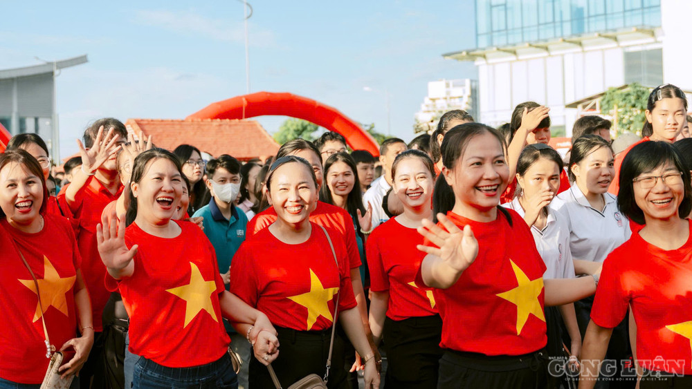 Sự kiện “Cùng Việt Nam tiến bước” tại Vĩnh Long thành công rực rỡ, để lại dấu ấn sâu đậm. clo_br_1788050648916-1510208127611199446-1510208127611199446-d8b8d11e7623dbaee40b119064ad44e4.jpg