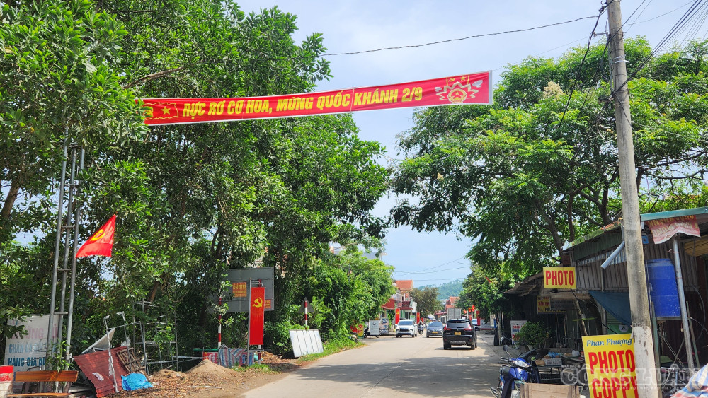 Những khẩu hiệu tăng thêm không khí rộn rã trên đường quê xã Tu Vũ - Ảnh: Phùng Thọ. clo_br_1000058325.jpg