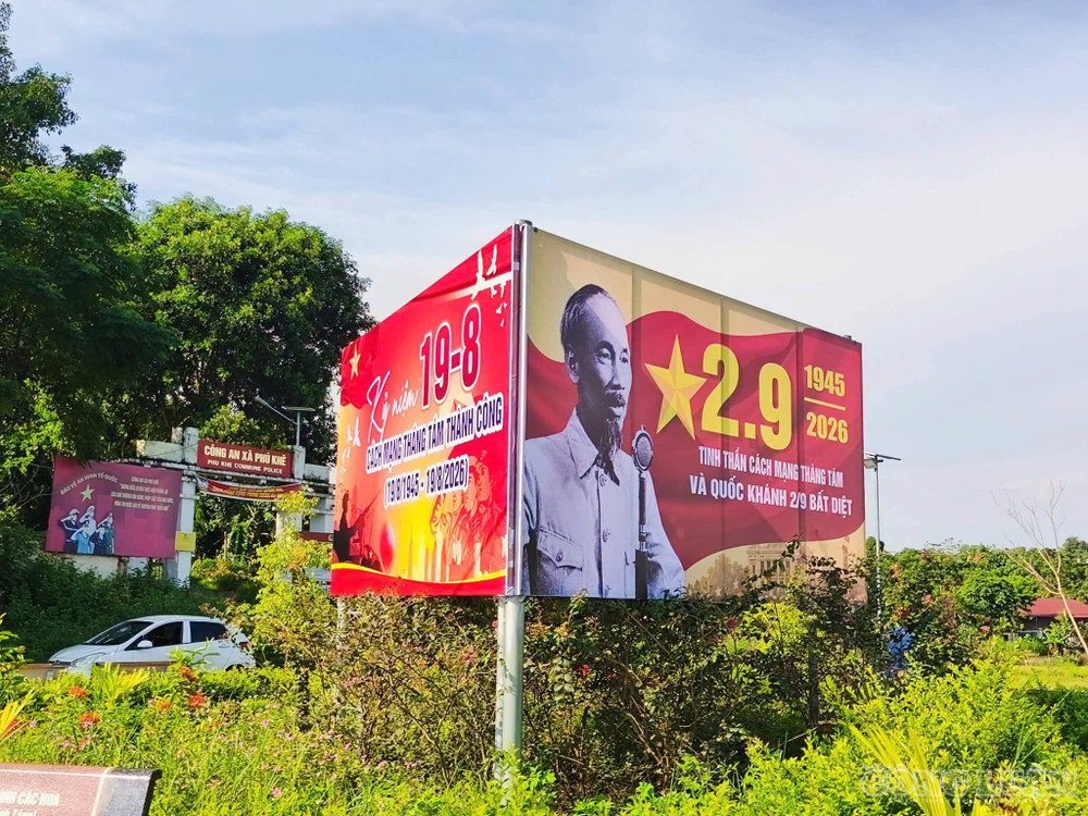 Những tấm pano lớn được xã Phú Khê trang trí tại các ngã ba nơi nhiều người dân qua lại - Ảnh: Phùng Thọ. clo_br_1000058328.jpg