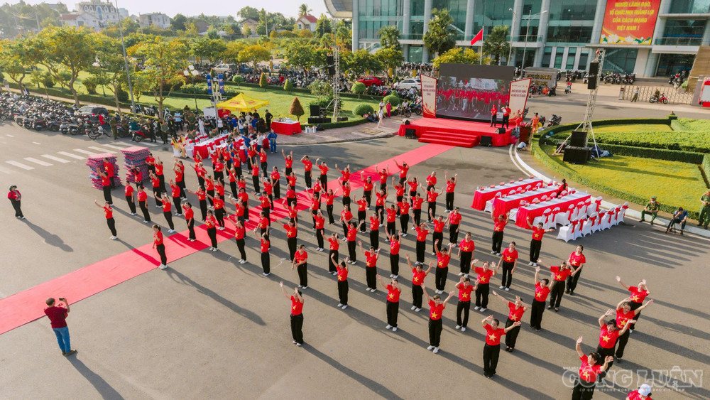 Chương trình biểu diễn nghệ thuật được chuẩn bị chu đáo, mang đến những màn trình diễn vô cùng ấn tượng. clo_br_1788050648910-1510208127611199446-1510208127611199446-319683811b59d103e310faa8136aee7c.jpg