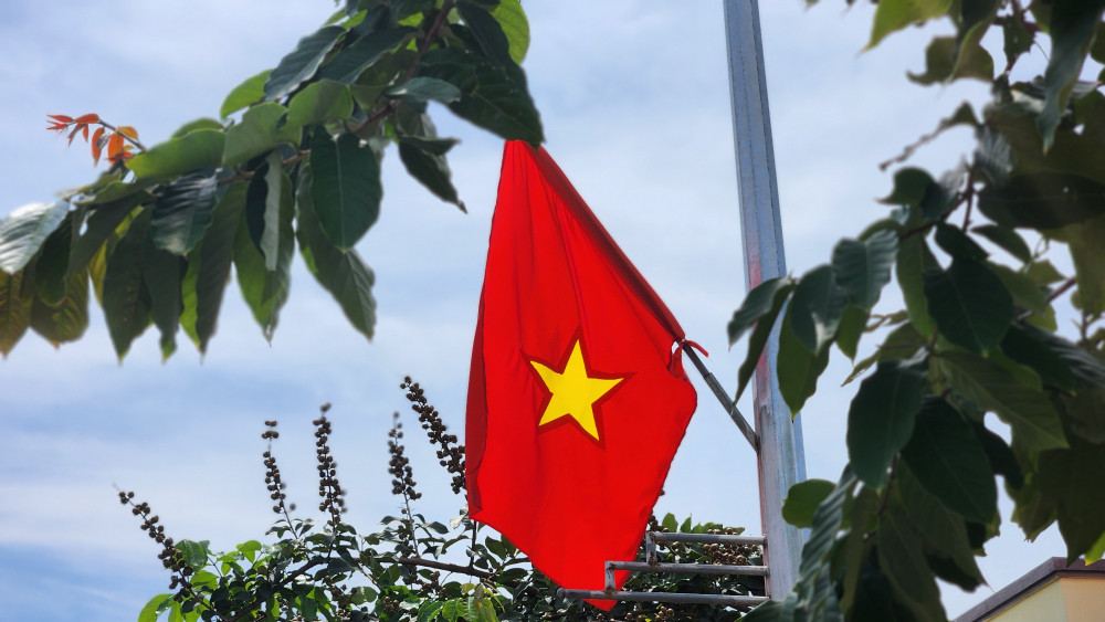 Những lá cờ mới được treo trang trọng chào mừng ngày 2/9 - Ảnh : Phùng Thọ. 1000058322.jpg