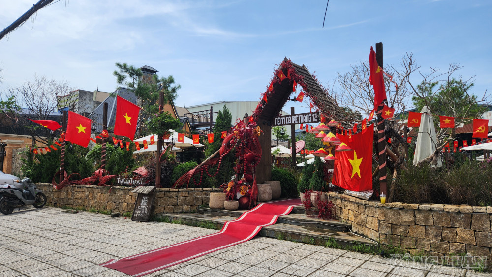 Những quán cafe cũng được trang trí cờ đỏ chào mừng ngày 2/9 tại xã Tu Vũ - Ảnh: Phùng Thọ. clo_br_1000058314.jpg