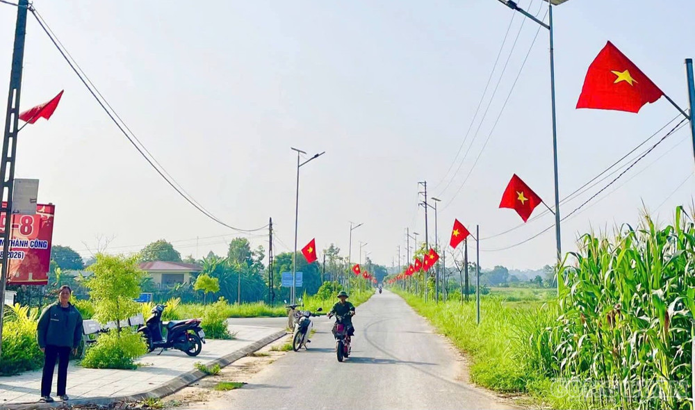 Những con đường ở xã Phú Khê rợp màu đỏ của hàng cờ tung bay - Ảnh: Phùng Thọ. clo_br_1000058327.jpg