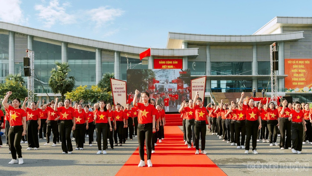 Tại Trung tâm Hội nghị tỉnh bừng lên không khí rộn ràng, tươi vui của ngày hội 'Cùng Việt Nam tiến bước. clo_br_1788050648917-1510208127611199446-1510208127611199446-d66b680f860b47e93ef04207f9c8653c.jpg