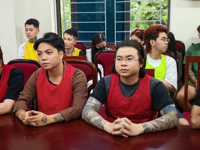 Phạm Tuấn cùng các đối tượng liên quan bị khởi tố do sản xuất, đăng tải video mang nội dung giang hồ, bạo lực trên mạng xã hội nhằm thu hút người xem, thu lợi bất chính. Ảnh: Công an TP Hà Nội img-5576.jpg
