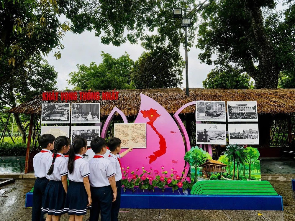 Giữa không gian làng Sen, hành trình ấy khép lại nhưng câu chuyện vẫn tiếp tục trong mỗi người xem. Bởi “theo chân Bác” không chỉ là trở về với những dấu mốc đã qua, mà còn là nhìn vào hiện tại để hiểu hơn trách nhiệm của mỗi người với quê hương, đất nước. Ảnh V.Ng 12.jpg