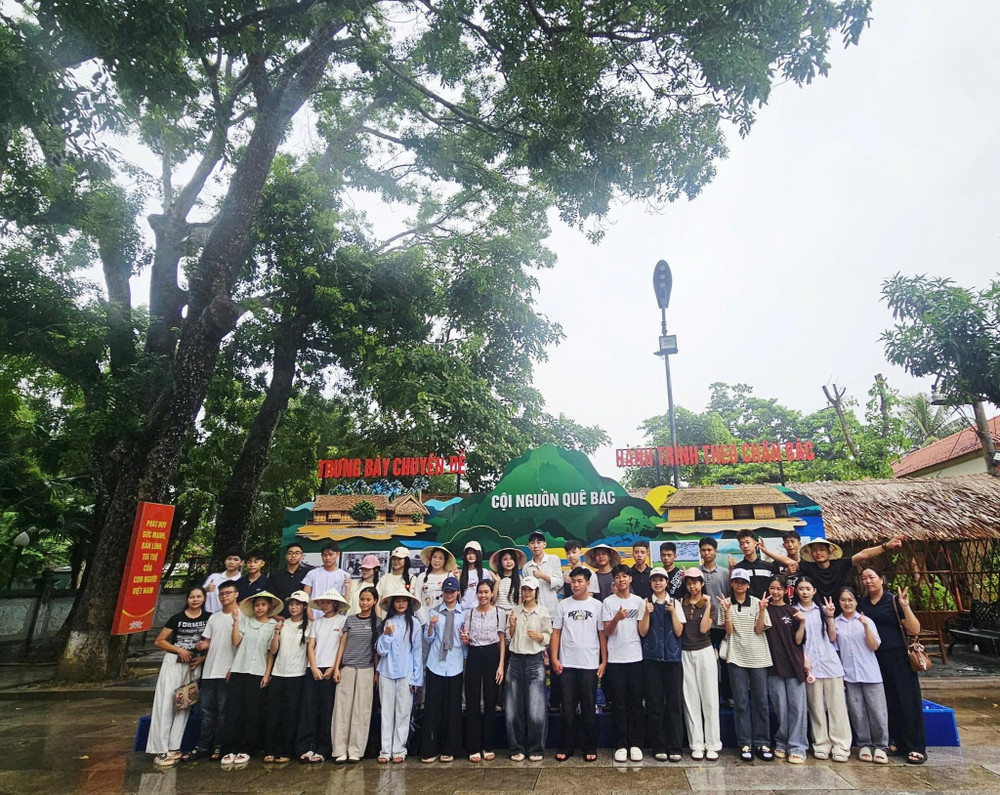 Không chỉ đứng trước những mô hình, nhiều du khách còn nán lại để đọc từng dòng tư liệu. Một ánh mắt, một cái chỉ tay hay câu chuyện được kể cho trẻ nhỏ cũng đủ cho thấy lịch sử đang được tiếp nhận theo một cách rất đời thường - từ người lớn truyền lại cho thế hệ sau bằng những điều có thể nhìn thấy và cảm nhận. Ảnh V.Ng 10.jpg