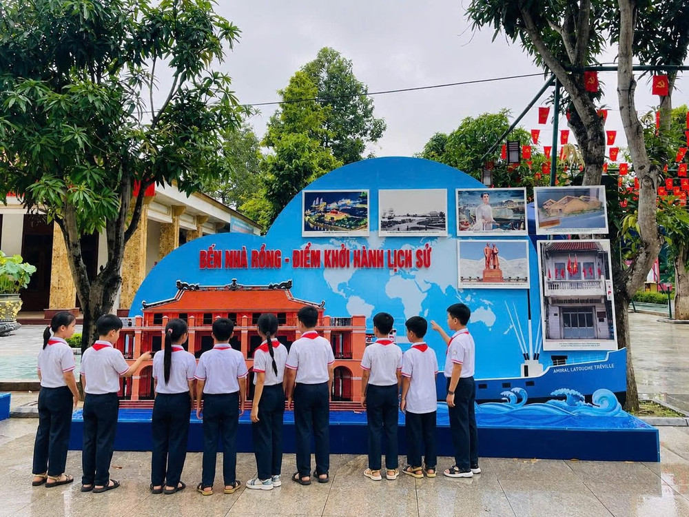 Không gian “Hành trình tìm đường cứu nước” đưa người xem theo dấu chân Nguyễn Tất Thành - Nguyễn Ái Quốc qua nhiều quốc gia. Mỗi địa danh là một lát cắt của hành trình tìm kiếm, học hỏi và lựa chọn con đường cách mạng, để từ đó Người đến với chủ nghĩa Mác - Lênin và tìm thấy lời giải cho bài toán giải phóng dân tộc. Ảnh V.Ng 4.jpg