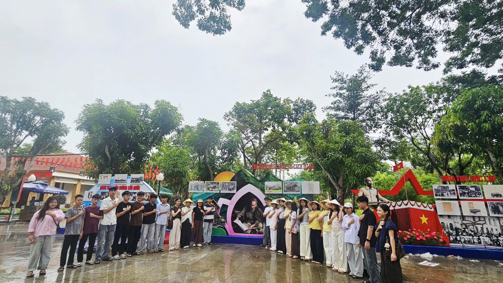 Trong dòng người tham quan, những bạn trẻ thường dừng lại khá lâu trước các mô hình. Lịch sử vốn quen thuộc qua sách vở nay được chuyển thành hình khối, hình ảnh và những câu chuyện trực quan, giúp các dấu mốc không còn xa cách mà trở nên gần gũi hơn với thế hệ hôm nay. Ảnh V.Ng 5.jpg