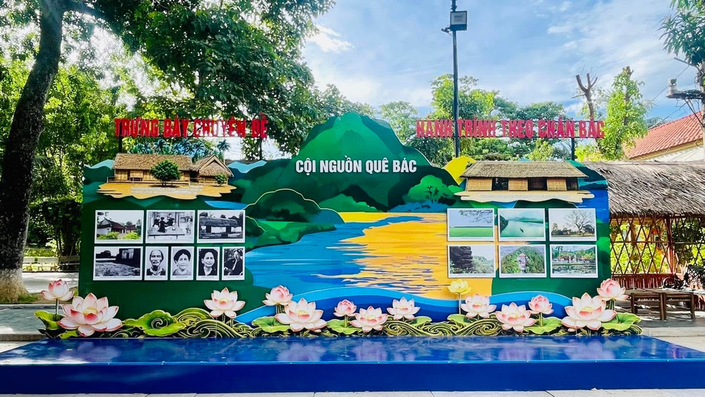 Mô hình “Cội nguồn quê Bác” mở đầu câu chuyện bằng chính nơi Người được sinh ra và nuôi dưỡng những năm tháng đầu đời. Không gian làng quê Kim Liên được tái hiện qua những hình ảnh giản dị, gợi nhắc nguồn mạch gia đình, quê hương và những giá trị đã góp phần hình thành nhân cách, lòng yêu nước của người thanh niên Nguyễn Tất Thành. Ảnh V.Ng 1.jpg