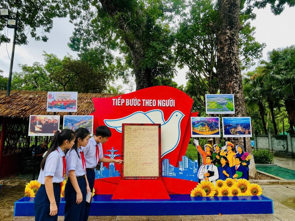 Nếu những mô hình phía trước kể câu chuyện về quá khứ, thì “Tiếp bước theo Người” đưa người xem trở về với hiện tại. Hình ảnh đất nước đổi mới, hội nhập được đặt cạnh những lời căn dặn trong Di chúc của Chủ tịch Hồ Chí Minh, gửi gắm thông điệp về trách nhiệm của thế hệ hôm nay trong hành trình dựng xây đất nước. Ảnh V.Ng 9.jpg