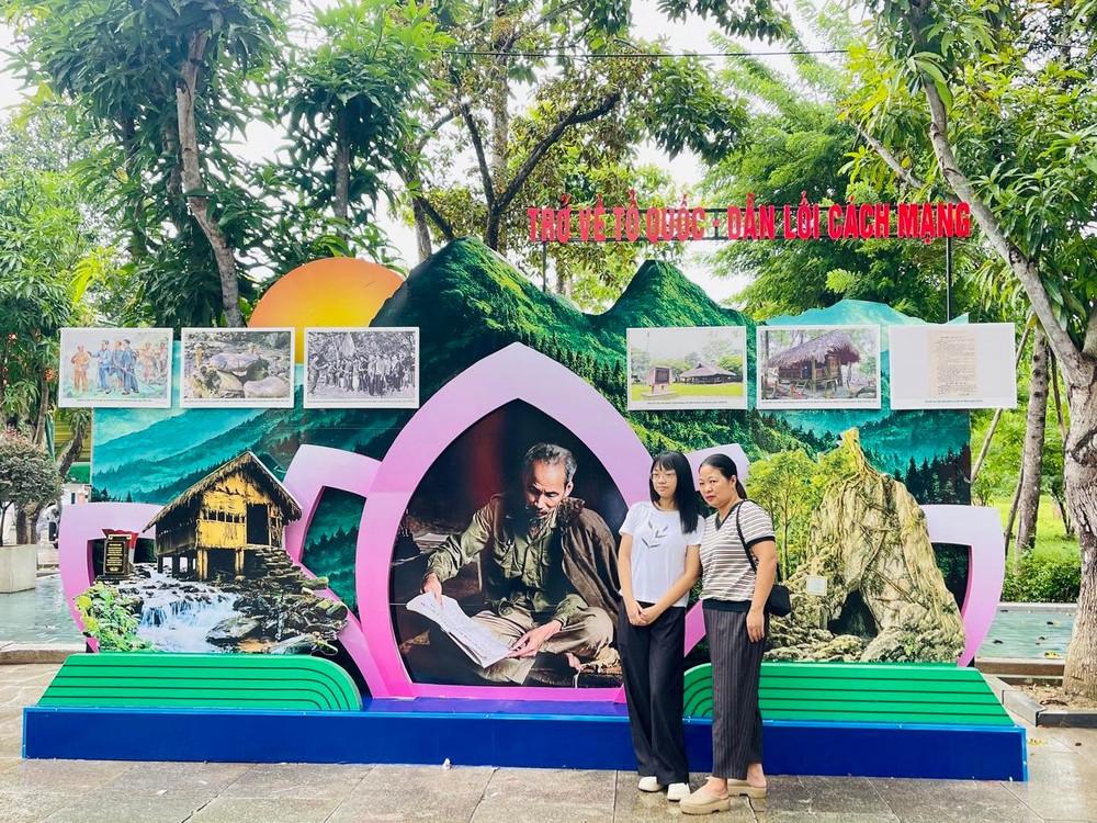 Sau những năm tháng bôn ba, lãnh tụ Nguyễn Ái Quốc trở về Tổ quốc ngày 28/1/1941. Mô hình “Trở về Tổ quốc - Dẫn lối cách mạng” tái hiện chặng đường Người trực tiếp cùng Trung ương Đảng chuẩn bị lực lượng, xây dựng căn cứ địa, tạo tiền đề cho Tổng khởi nghĩa Tháng Tám năm 1945. Ảnh V.Ng 6.jpg
