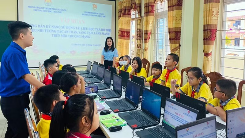 Trang bị kỹ năng số giúp trẻ chủ động nhận diện và phòng tránh những nội dung độc hại trên không gian mạng. Ảnh: Báo Nhân Dân img-5577.jpg