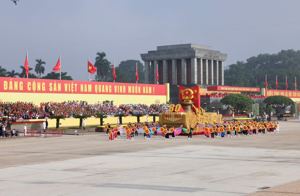Diễu hành kỷ niệm 80 năm Quốc khánh 2/9. Ảnh: T.L 4.jpg