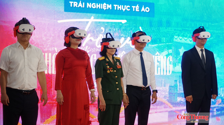 Chương trình “Trở về thời khắc thiêng liêng” sử dụng công nghệ tái hiện lại thời khắc lịch sử ngày 2/9/1945 Bác Hồ đọc Tuyên ngôn Độc lập tại Quảng trường Ba Đình (Hà Nội) khai sinh nước Việt Nam Dân chủ Cộng hòa.