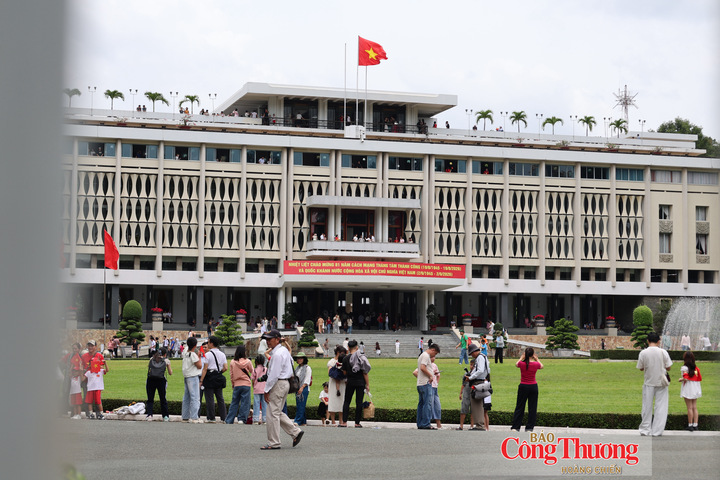 Du khách check-in khu vực bên trong Dinh Độc Lập giữa không khí trang nghiêm của ngày Quốc khánh.