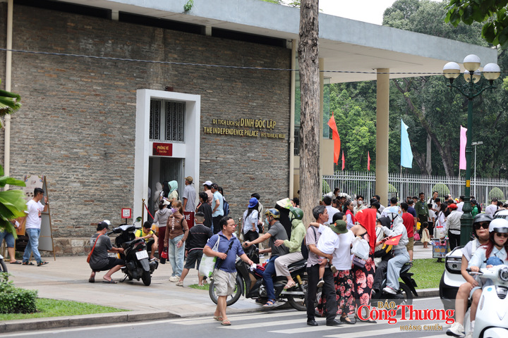 TP. Hồ Chí Minh: Du khách tiếp tục đổ về trong ngày cuối kỳ nghỉ lễ 2/9 - 6