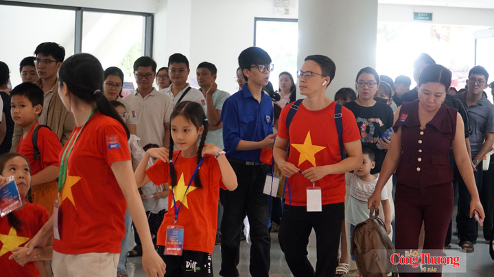 Những chiếc áo cờ đỏ sao vàng nổi bật trong dòng người chờ đến lượt để trải nghiệm công nghệ và ngược thời gian về lại khoảnh khắc lịch sử tại Quảng trường Ba Đình