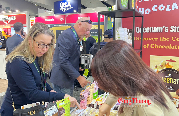 Khách hàng nước ngoài tham quan gian hàng tại Hội chợ Quốc tế Thực phẩm và Đồ uống Fine Food Australia 2026.