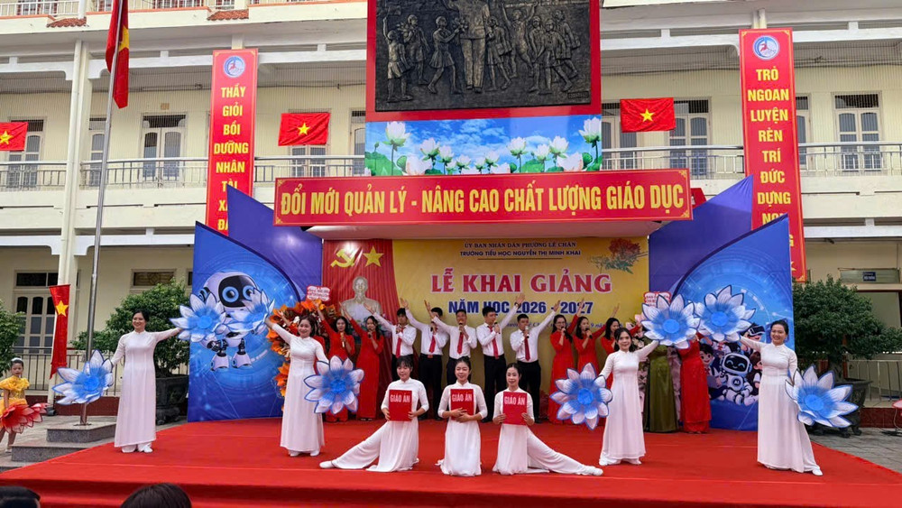 Các tiết mục văn nghệ chào đón năm học mới tại trường Nguyễn Thị Minh Khai. 1000259167.jpg