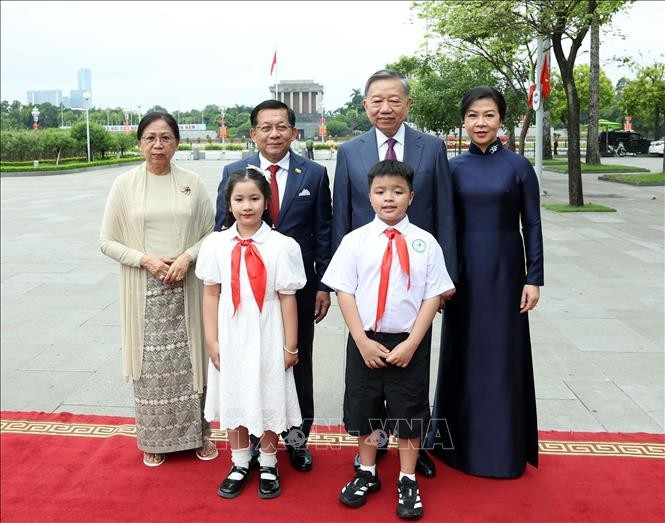Tổng Bí thư, Chủ tịch nước Tô Lâm và Phu nhân đón Tổng thống Myanmar Min Aung Hlaing và Phu nhân. Ảnh: Thống Nhất/TTXVN Tổng Bí thư, Chủ tịch nước Tô Lâm và Phu nhân đón Tổng thống Myanmar Min Aung Hlaing và Phu nhân. Ảnh: Thống Nhất/TTXVN