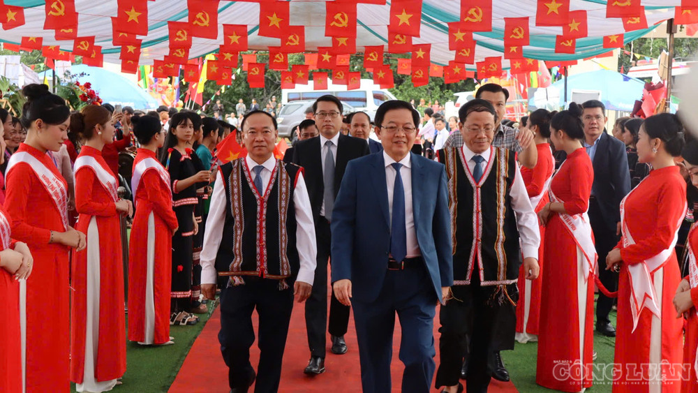 Phó Thủ tướng Hồ Quốc Dũng dự Lễ khai giảng tại trường vùng biên Gia Lai ảnh 1 clo_br_1788567083548-4276852214101279018-4276852214101279018-c23ca3f8822420b8ec7b56f7d333f2ee.jpg