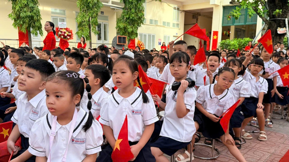 Các em học sinh hân hoan trong lễ khai giảng năm học mới. 1000259155.jpg