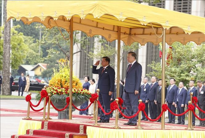 Tổng Bí thư, Chủ tịch nước Tô Lâm và Tổng thống Myanmar Min Aung Hlaing thực hiện nghi thức chào cờ. Ảnh: Thống Nhất/TTXVN Tổng Bí thư, Chủ tịch nước Tô Lâm và Tổng thống Myanmar Min Aung Hlaing thực hiện nghi thức chào cờ. Ảnh: Thống Nhất/TTXVN