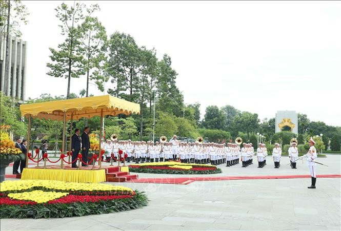 Lễ đón trọng thể Tổng thống Cộng hòa Liên bang Myanmar Min Aung Hlaing và Phu nhân thăm chính thức Việt Nam. Ảnh: Thống Nhất/TTXVN Lễ đón trọng thể Tổng thống Cộng hòa Liên bang Myanmar Min Aung Hlaing và Phu nhân thăm chính thức Việt Nam. Ảnh: Thống Nhất/TTXVN