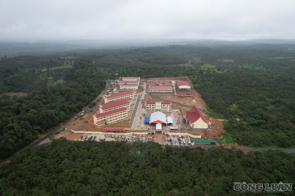 Ngôi trường khang trang, hiện đại giữa vùng biên giới Gia Lai clo_br_1788516504656-7020462797444541469-7020462797444541469-79d0a2a5b2e82f44c3dc89eff577ac3a.jpg