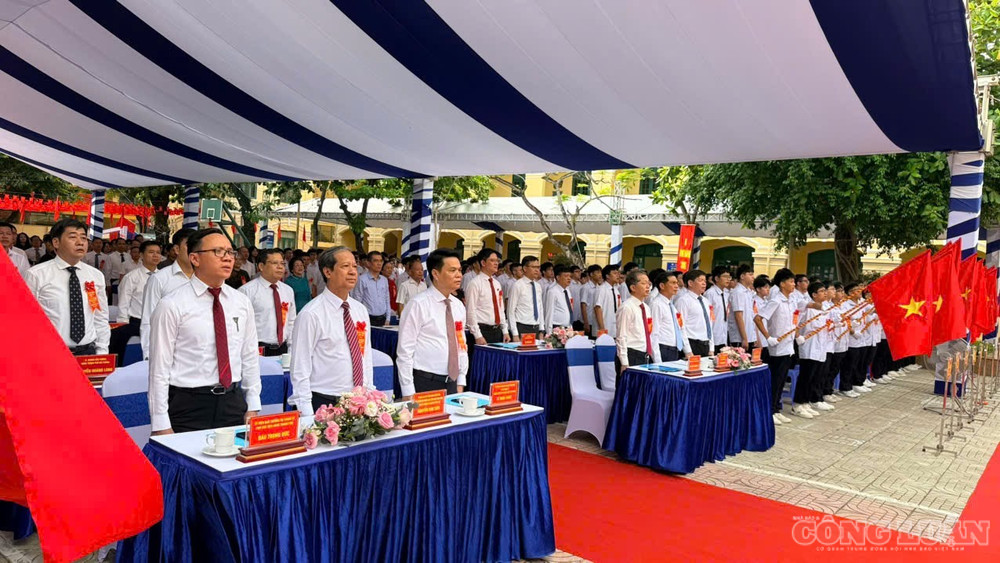 Ông Nguyễn Kim Sơn - Phó Trưởng Ban Chính sách, chiến lược Trung ương dự khai giảng năm học mới tại điểm trường THPT Ngô Quyền. clo_br_1000259153.jpg