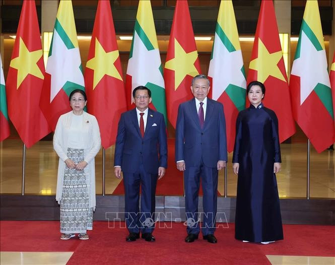 Tổng Bí thư, Chủ tịch nước Tô Lâm và Phu nhân cùng Tổng thống Myanmar Min Aung Hlaing và Phu nhân chụp ảnh chung. Ảnh: Thống Nhất/TTXVN. Tổng Bí thư, Chủ tịch nước Tô Lâm và Phu nhân cùng Tổng thống Myanmar Min Aung Hlaing và Phu nhân chụp ảnh chung. Ảnh: Thống Nhất/TTXVN.