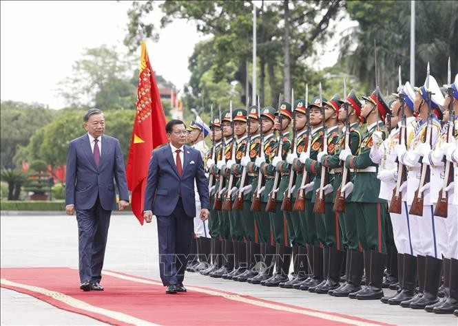 Tổng Bí thư, Chủ tịch nước Tô Lâm và Tổng thống Myanmar Min Aung Hlaing duyệt Đội danh dự Quân đội nhân dân Việt Nam. Ảnh: Thống Nhất/TTXVN Tổng Bí thư, Chủ tịch nước Tô Lâm và Tổng thống Myanmar Min Aung Hlaing duyệt Đội danh dự Quân đội nhân dân Việt Nam. Ảnh: Thống Nhất/TTXVN