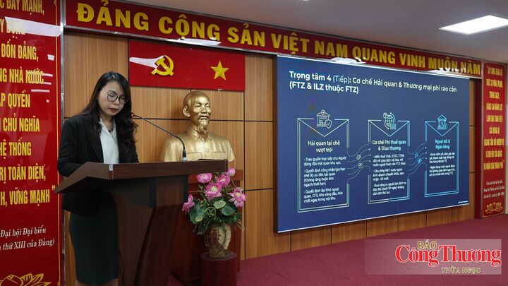 Bà Tô Ngọc Lan, Trưởng phòng Kinh tế Quốc tế, Sở Công Thương TP. Hồ Chí Minh giới thiệu các nội dung chính của dự thảo Nghị quyết và các vấn đề cần tập trung tham vấn.