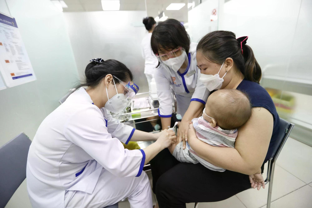Bộ Y tế yêu cầu các địa phương, đơn vị y tế tăng cường tiêm chủng, phát hiện sớm và đáp ứng phòng chống bệnh bại liệt. Ảnh: VNVC 15a.jpg