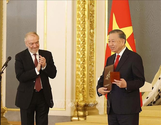 Nghệ sĩ Nhân dân Liên bang Nga Valery Gergiev, Chủ tịch Hội đồng Giám khảo Giải thưởng Hòa bình Lev Tolstoy trao Giải thưởng Hoà bình Lev Tolstoy năm 2026 cho Tổng Bí thư, Chủ tịch nước Tô Lâm. Ảnh: Thống Nhất/TTXVN Nghệ sĩ Nhân dân Liên bang Nga Valery Gergiev, Chủ tịch Hội đồng Giám khảo Giải thưởng Hòa bình Lev Tolstoy trao Giải thưởng Hoà bình Lev Tolstoy năm 2026 cho Tổng Bí thư, Chủ tịch nước Tô Lâm. Ảnh: Thống Nhất/TTXVN