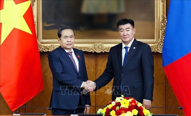 Chủ tịch Quốc hội Trần Thanh Mẫn và Chủ tịch Quốc hội Mông Cổ Sandag Byambatsogt chụp ảnh chung. Ảnh: Doãn Tấn/TTXVN Chủ tịch Quốc hội Trần Thanh Mẫn và Chủ tịch Quốc hội Mông Cổ Sandag Byambatsogt chụp ảnh chung. Ảnh: Doãn Tấn/TTXVN