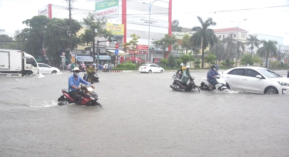 Nhiều điểm tại thành phố Cà Mau cũ bị ngập úng khi mưa lớn kết hợp triều cường lên. Ảnh: ITN. thanh-pho-ca-mau-ngap.jpg