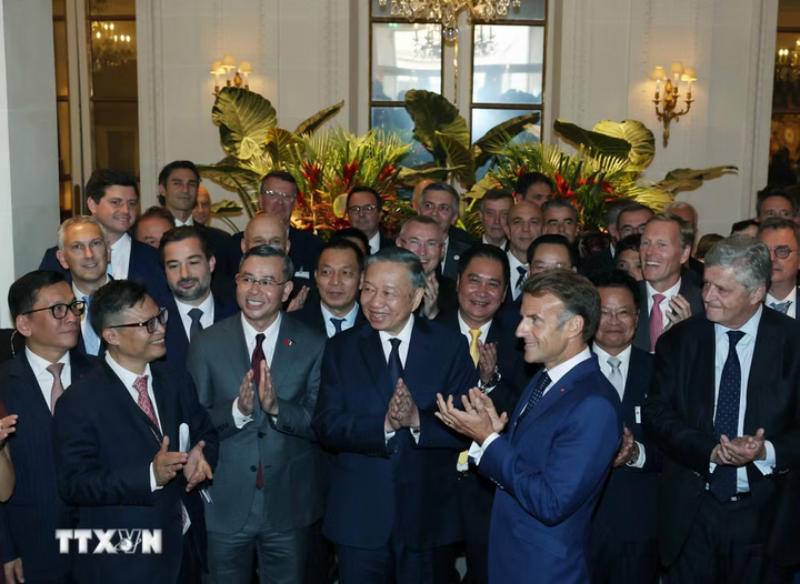 Tổng Bí thư, Chủ tịch nước Tô Lâm và Tổng thống Cộng hòa Pháp Emmanuel Macron cùng các đại biểu. Ảnh: Thống Nhất/TTXVN