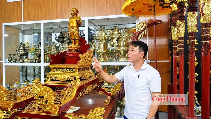 Nghệ nhân Nguyễn Viết Dũng, Phó Chủ tịch Hội nghệ nhân thợ giỏi xã Sơn Đồng giới thiệu sản phẩm làng nghề Sơn Đồng.