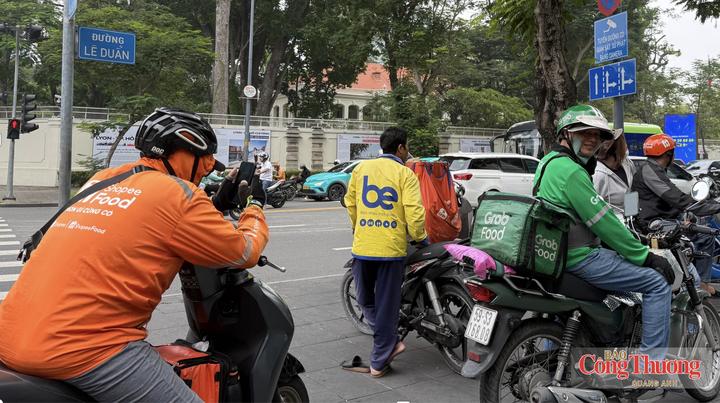 Tài xế các hãng xe công nghệ chờ giao hàng tại khu vực trung tâm TP.Hồ Chí Minh.