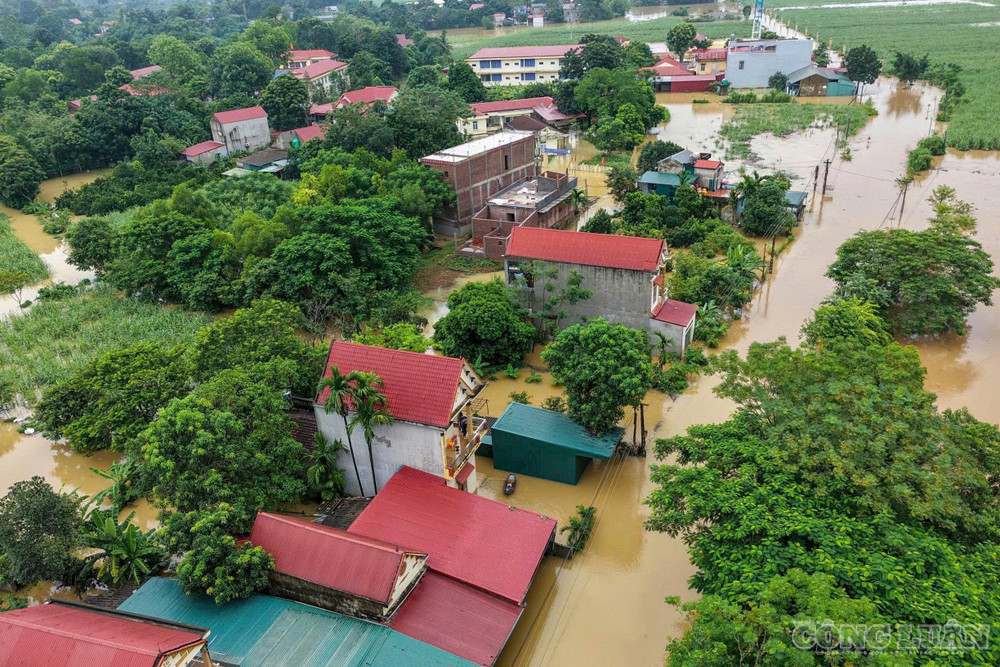 Nước sông Bưởi lên cao, kết hợp mưa lớn, khiến nhiều vùng trũng thấp ven sông, các điểm tràn và khu dân cư bị ngập clo_br_z8272478211169-4766df84e0129815b30ec5602ad1e476.jpg